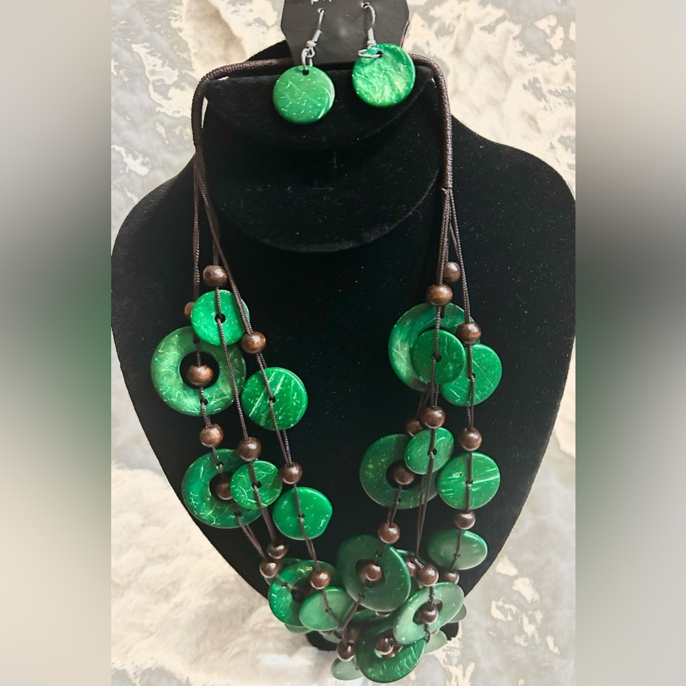Paparazzi South Beach Green Necklace and earrings.